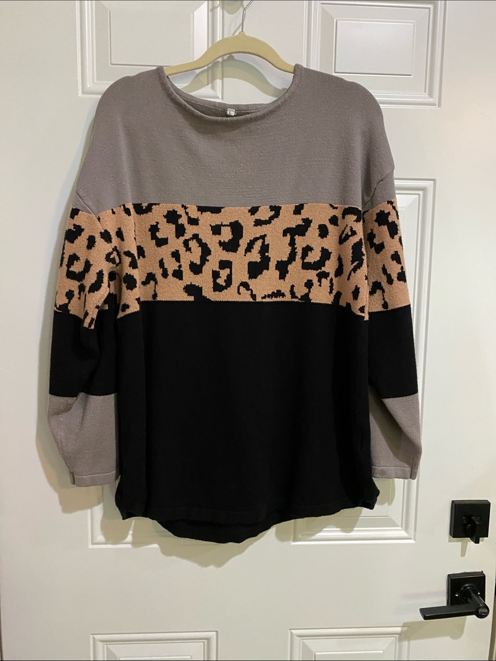 Women’s Colorblock Leopard Print Pullover Sweater - Taupe/Black